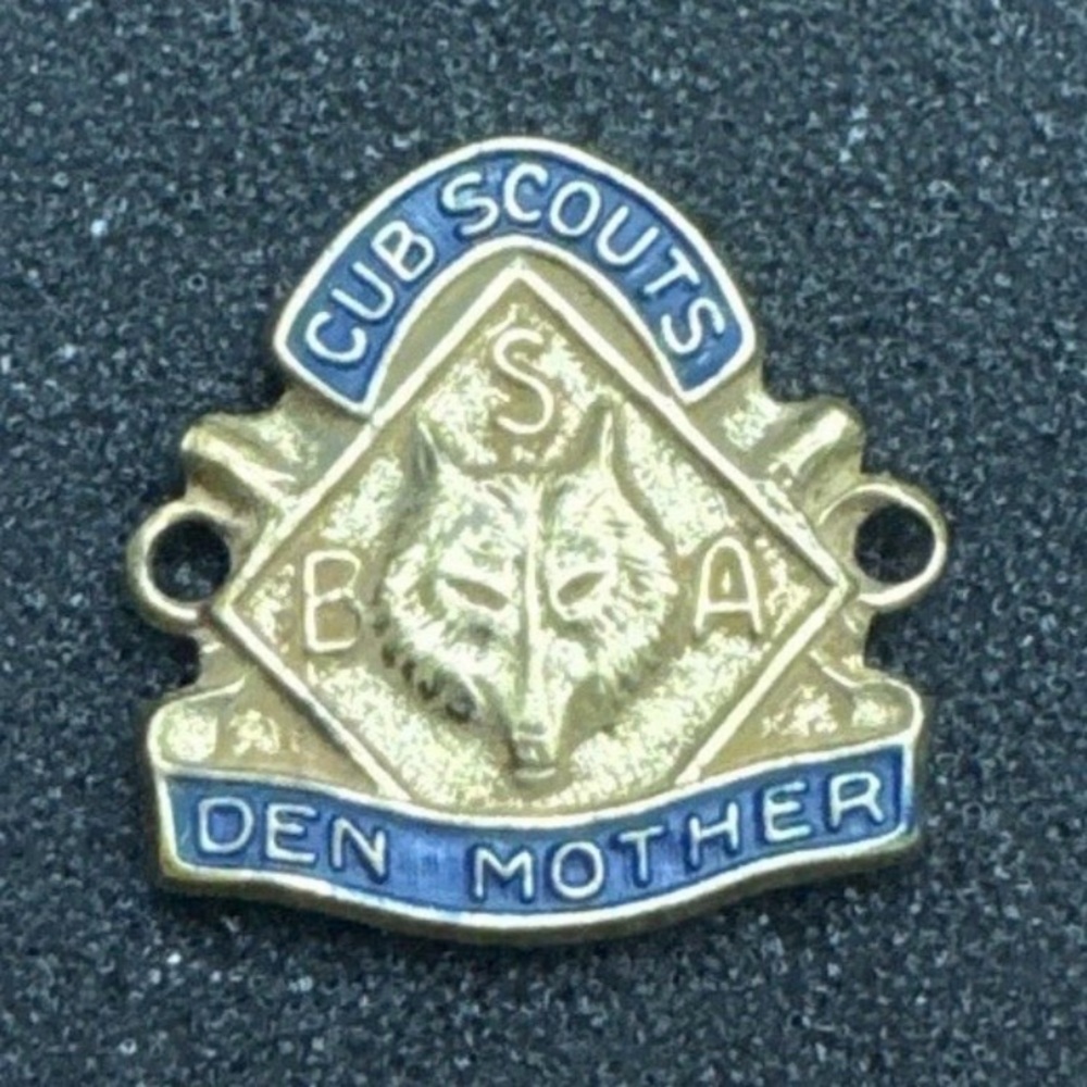 DEN MOTHER Metal Hat or Blouse Emblem, Vintage Cub Boy Scout
